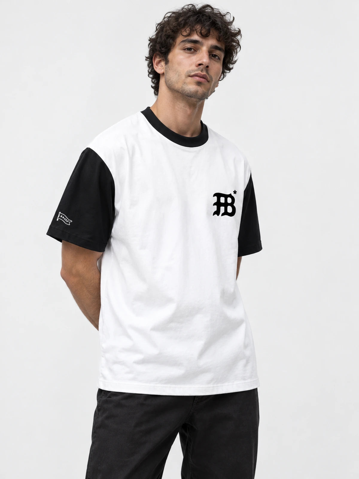 Remera Familyarg x Brand & Co Duncan BW Blanco Negro — vista principal