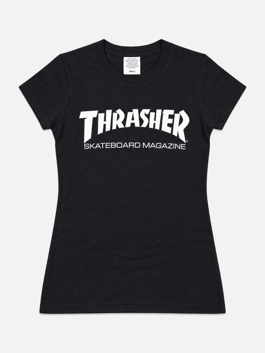 Remera Thrasher Skatemag Mujer Negro, vista frontal sobre fondo gris claro